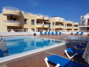 basen przed hotelem w obiekcie Apartamentos la Mar w mieście Puerto de Santiago