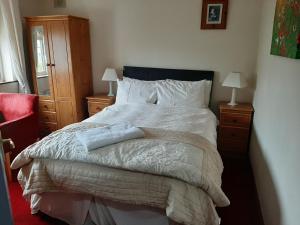 Rúm í herbergi á Aaron Vale B&B