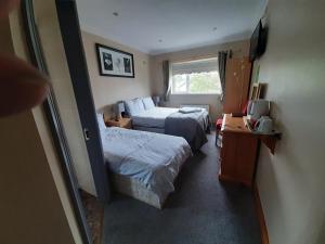 Rúm í herbergi á Aaron Vale B&B