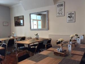 een restaurant met houten tafels en een spiegel aan de muur bij Brene Hotel in Blackpool +14 foto's