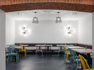 Reštaurácia alebo iné gastronomické zariadenie v ubytovaní EA ApartHotel Melantrich