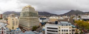 una ciudad con un edificio alto con montañas en el fondo en 901 - The Sentinel, en Ciudad del Cabo