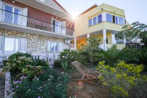 Vonkajšia záhrada v ubytovaní Beachfront 5BR Home Victoria