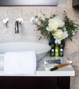 un bancone del bagno con lavandino e vaso di fiori di Hogarths a Solihull