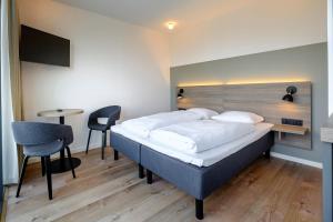 een slaapkamer met een bed, een tafel en stoelen bij Go Hotel City Apartments in Kopenhagen