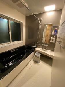 松江市にあるSYUkuhaku matuenosato / Vacation STAY 65782のバスルーム(黒い洗面台、鏡付)
