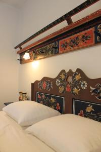 a bedroom with a bed with a wooden headboard at Mosorel in Măgura