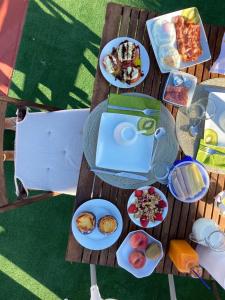 una mesa de picnic con platos de comida. en Slow house d'encosta, en São Brás de Alportel