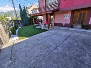 eine leere Einfahrt vor einem rosa Haus in der Unterkunft House Petar in Ohrid