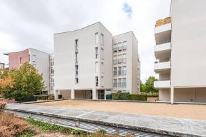 uma imagem de um edifício de apartamentos em Prague apartment in Disneyland em Montévrain