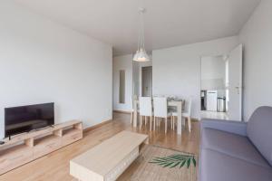 Uma TV ou centro de entretenimento em Prague apartment in Disneyland