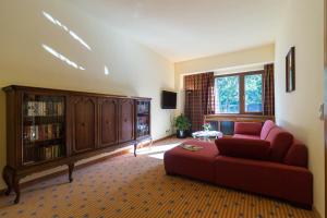 TV a/nebo společenská místnost v ubytování Hotel Oybiner Hof