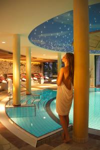 Hirschen Wohlfühlhotel Bregenzerwald内部或周边的泳池