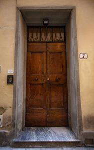 drewniane drzwi w bocznej części budynku w obiekcie Acacia Firenze - Melissa we Florencji