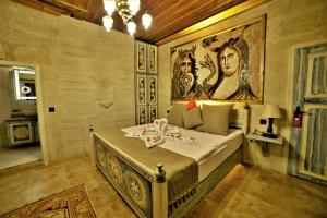 Un pat sau paturi într-o cameră la Caftan Cave Suites