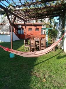 een hangmat in de tuin van een huis bij Residencial Gil in Palhoça