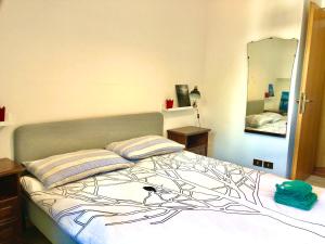 - une chambre avec un lit orné d'un arbre dans l'établissement Casa Eugenia, à Argegno