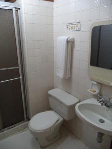 Hotel Mar Azul Inn tesisinde bir banyo