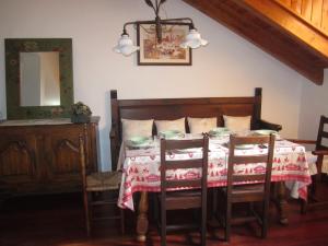 a dining room with a table and chairs and a mirror at Apartamento Benasque Vistas al Sarrio in Benasque +13 photos