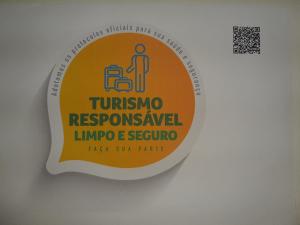 a sign on a wall that reads tijuana reparationsrolet improve segue at Hotel Pousada Arco Iris in Barra de Santo Antônio