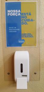 a switch on a wall with a sign on it at Hotel Pousada Arco Iris in Barra de Santo Antônio