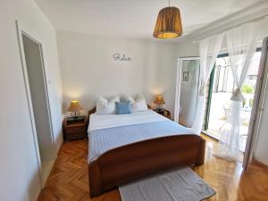 En eller flere senge i et værelse på Villa Mira