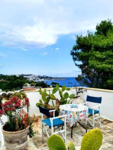 - une table et des chaises sur une terrasse avec vue sur l'océan dans l'établissement La Terrazza on Acquaviva, à Marittima