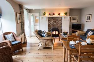 ein Wohnzimmer mit Korbstühlen und einem Kamin in der Unterkunft Belle Isle Castle and Cottages in Enniskillen