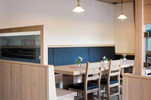 Restoran või mõni muu söögikoht majutusasutuses Weingut-Gästezimmer UHL