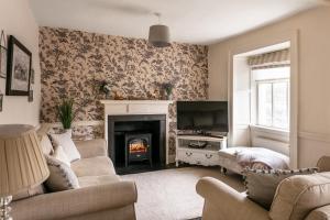 Televiisor ja/või meelelahutuskeskus majutusasutuses Maggie Puddle Cottage