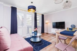 Televízia a/alebo spoločenská miestnosť v ubytovaní Apartament przy Bulwarach Wiślanych Kościuszki by Noclegi Renters