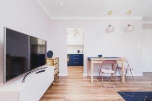 Televízia a/alebo spoločenská miestnosť v ubytovaní Apartament przy Bulwarach Wiślanych Kościuszki by Noclegi Renters