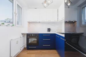 Kuchyňa alebo kuchynka v ubytovaní Apartament przy Bulwarach Wiślanych Kościuszki by Noclegi Renters