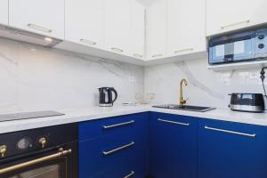 Kuchyňa alebo kuchynka v ubytovaní Apartament przy Bulwarach Wiślanych Kościuszki by Noclegi Renters