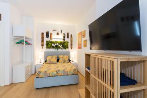 - une chambre avec un lit et une télévision à écran plat dans l'établissement Torino Express Apartment, à Turin