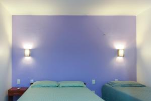 - une chambre avec deux lits et deux lumières sur le mur dans l'établissement Apartamento no Taiba Beach Resort, à Taíba 21 autres photos