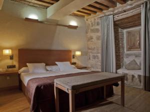 um quarto com uma cama grande num quarto em Hotel Las Leyendas em Ávila