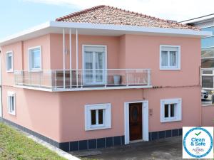 Casa de color rosa con balcón en Casa D`Avó Joana, en Ponta Delgada