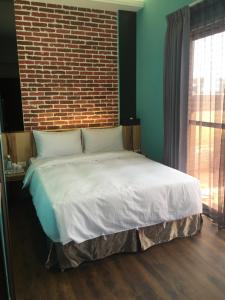 Een bed of bedden in een kamer bij Penghu Little Apple B&B