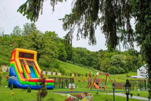 plac zabaw z kolorową zjeżdżalnią w parku w obiekcie Hotel & Restoran Dvorac Gjalski w mieście Zabok