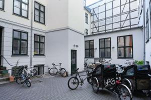 a group of bikes parked in front of a building at Sanders Tower - Chic Two-Bedroom Apartment In Charming Copenhagen in Copenhagen