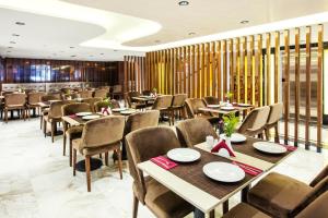 a restaurant with tables and chairs in a room at Endican Beyazit Hotel in Istanbul