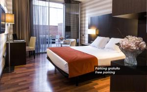 A bed or beds in a room at Hotel Zenit Pamplona