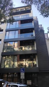 Un edificio alto con un cartel delante. en Apartments Siyana Varna, en Varna