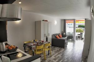 kuchnia i salon ze stołem i krzesłami w obiekcie Geremy's boutique vivienda VV A-38-4-2068 w Aronie