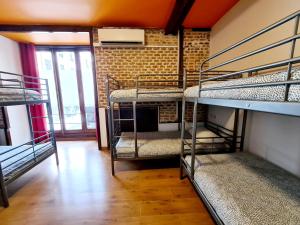 Tempat tidur susun dalam kamar di Arc House Madrid - Puerta del Sol Only Adults