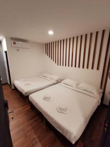 Postel nebo postele na pokoji v ubytování Kuching Hotel