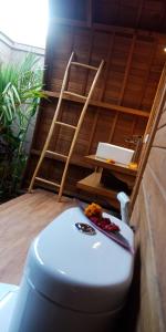 um WC sentado numa sala com uma mesa em Villa Lumbung Amertha Sari em Lovina