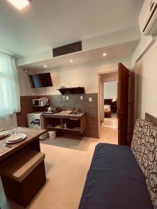 cocina y sala de estar con cama y mesa en Hotel Riviera en Córdoba
