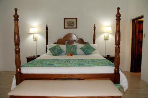 Una cama o camas en una habitación de Negril Treehouse Resort